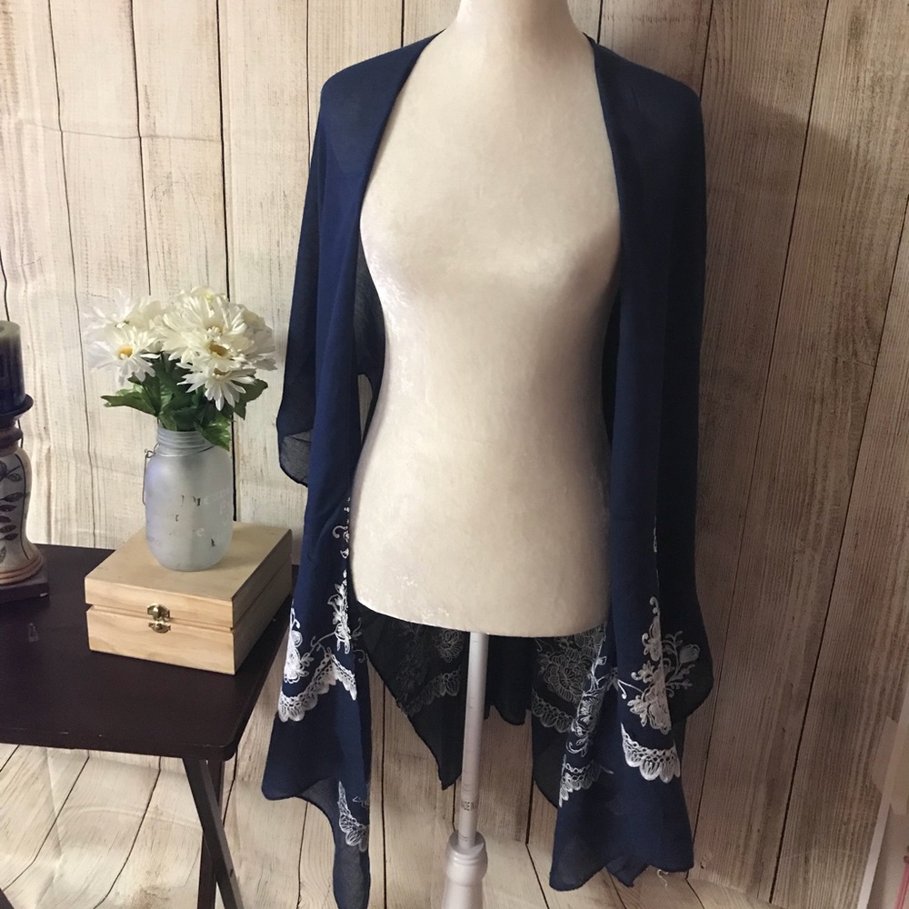 🎉HP🎉 Just 1 LEFT! Fall Floral Embroidered Shrug. - Picture 4 of 6